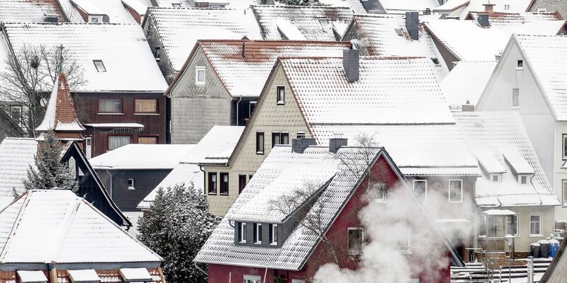 Im Vergleich zum Vorjahreszeitraum sind Wohnungen und Häuser im Schnitt um 10,2 Prozent günstiger geworden. - Foto: Swen Pförtner/dpa