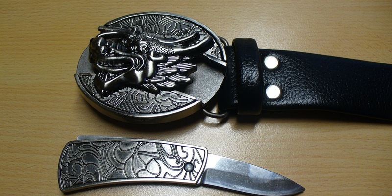 HZA-P: Vorweihnachtszeit bedeutet Hochsaison bei Paketversendern / Hauptzollamt Potsdam meldet verbotene Waffen und stellt gefälschte Markenkleidung sicher - Foto: presseportal.de