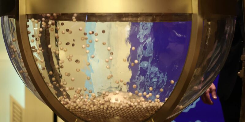 Die Lostrommel und die Holzkugeln mit den Losnummern im Opernhaus Teatro Real in Madrid. - Foto: Eduardo Parra/EUROPA PRESS/dpa