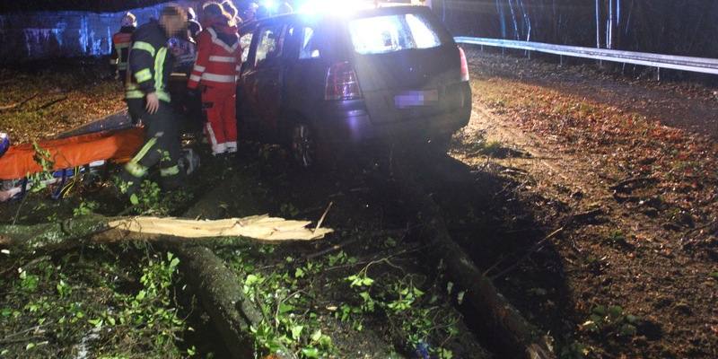POL-RBK: Overath - Drei Pkw mit umgestürztem Baum kollidiert - Zwei Personen verletzt - Foto: presseportal.de
