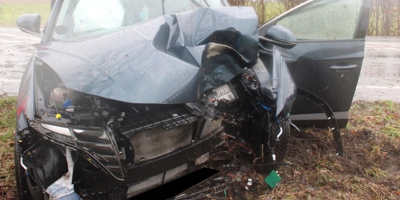 POL-MI: Gegen Baum geprallt - Foto: presseportal.de