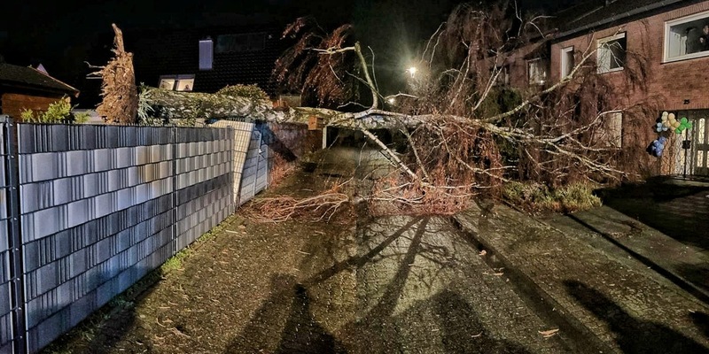 FW Grevenbroich: Bäume auf Autos, Spielplatz, Straßen überflutete Keller / Sturm Zoltan beschert Feuerwehr eine der einsatzreichsten Nächte des Jahres - gut 100 Helfer im Dauereinsatz - Warnung vor Waldspaziergängen - Foto: presseportal.de