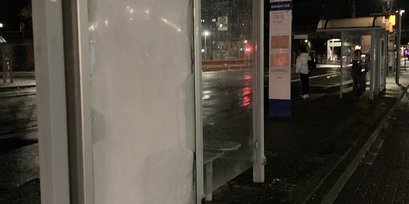 POL-DN: Bushaltestelle mit Gullideckel beworfen - Foto: presseportal.de