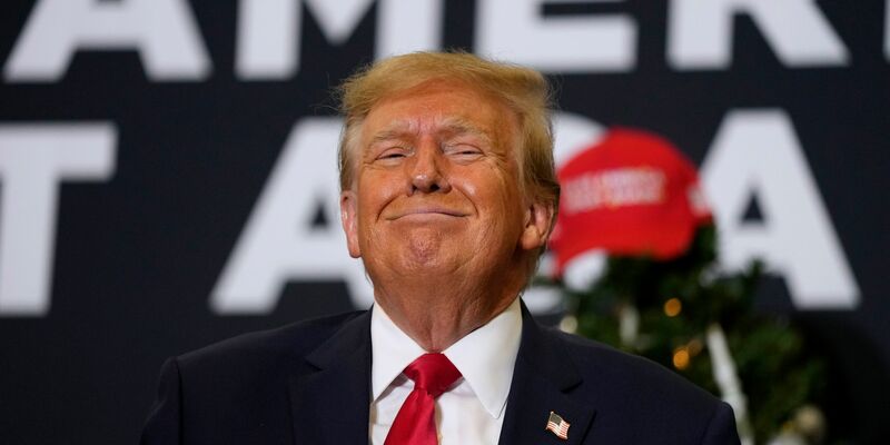 Donald Trump ist in der US-Hauptstadt Washington wegen versuchten Wahlbetrugs angeklagt. - Foto: Charlie Neibergall/AP