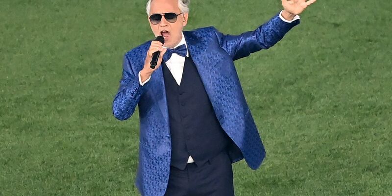Andrea Bocelli singt im Stadio Olimpico di Roma vor einem Fußballspiel. - Foto: Matthias Balk/dpa