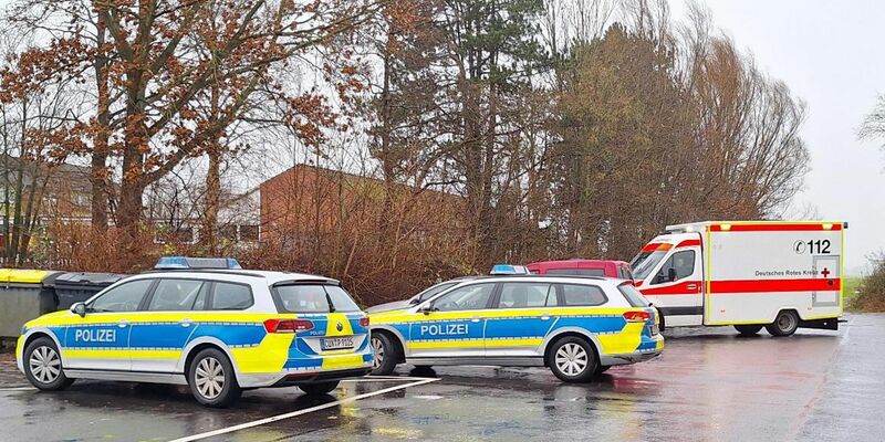 Polizeiautos und ein Krankenwagen stehen nahe der Schule in Cuxhaven. - Foto: Kai Moorschlatt/Nord-West-Media TV /dpa