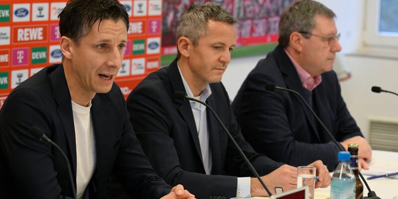 Kann sich über mangelende Arbeit vor Weihnachten nicht beklagen: FC-Geschäftsführer Christian Keller (l). - Foto: Roberto Pfeil/dpa