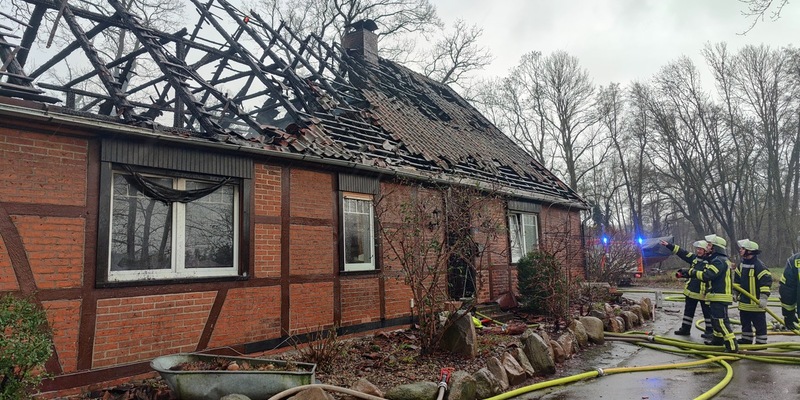 FW Lüchow-Dannenberg: +++Dachstuhlbrand bei Clenze/Lüchow-Dannenberg+++130 Feuerwehrleute im Einsatz+++Rauchentwicklung behindert die Löscharbeiten+++ - Foto: presseportal.de