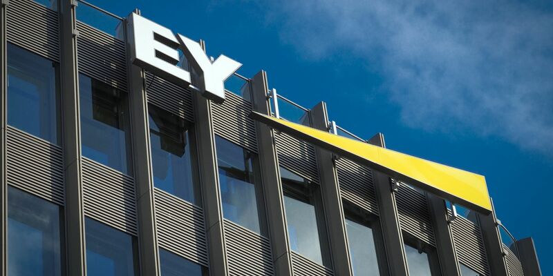 Das Beratungsunternehmens Ernst & Young (EY) wird von der Aktionärsvereinigung DSW auf Schadenersatz im Fall Wirecard verklagt. - Foto: Soeren Stache/dpa-Zentralbild/dpa