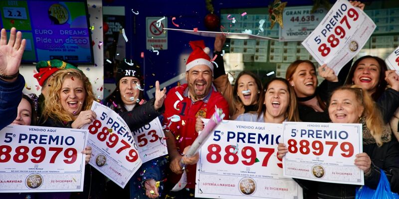 Gewinner der Weihnachtslotteriepreise feiern vor einer Lottoannahmestelle in Málaga. - Foto: Álex Zea/EUROPA PRESS/dpa