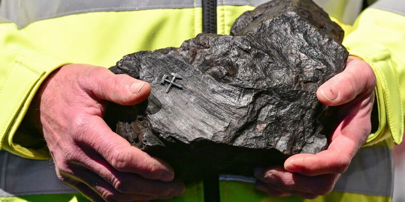 Das letzte Stück Braunkohle aus dem Tagebau Jänschwalde Nach fast 50 Jahren endet der reguläre Betrieb des Braunkohletagebaus nordöstlich von Cottbus in Brandenburg. - Foto: Patrick Pleul/dpa
