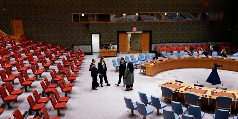 Die us-amerikanische UN-Botschafterin Linda Thomas-Greenfield (M) stimmt im Weltsicherheitsrat gegen einen Resolutionsentwurf für einen Waffenstillstand im Gazastreifen. - Foto: Seth Wenig/AP/dpa