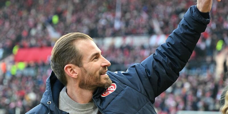 Jan Siewert bleibt Trainer der Mainzer. - Foto: Torsten Silz/dpa