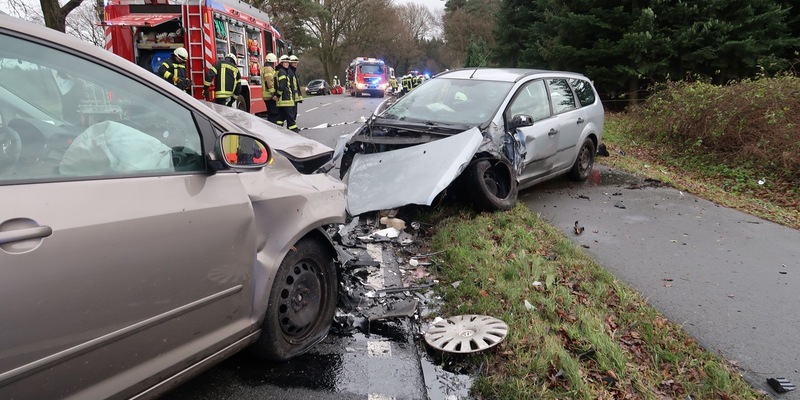POL-DEL: Landkreis Oldenburg: Schwerer Verkehrsunfall mit drei beteiligten Pkw in Hatten ++ schwer- und zwei leichtverletzte Personen ++ beteiligte Fahrzeuge mit Totalschäden - Foto: presseportal.de