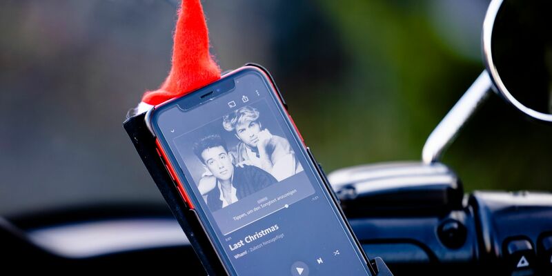 «Last Christmas» von Wham! schafft es erstmals zu Weihnachten an die Spitze der britischen Charts. - Foto: Frank Molter/dpa