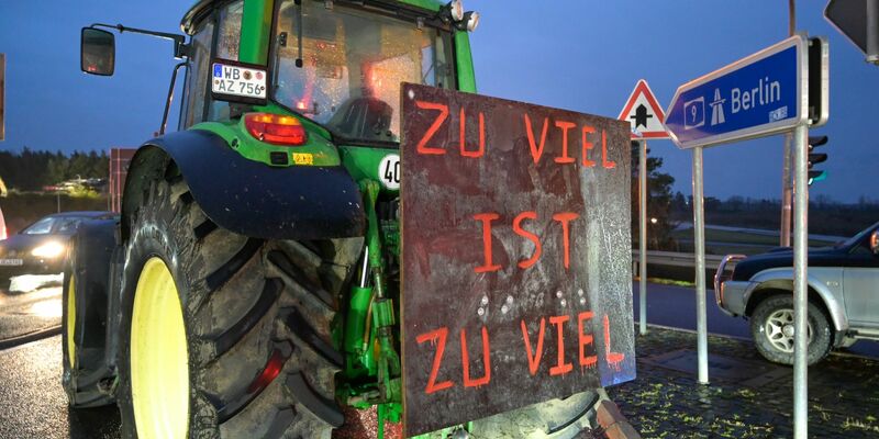 Traktoren von Bauern aus der Umgebung von Wittenberg blockieren die Zufahrt zur A9 bei Coswig. - Foto: Heiko Rebsch/dpa
