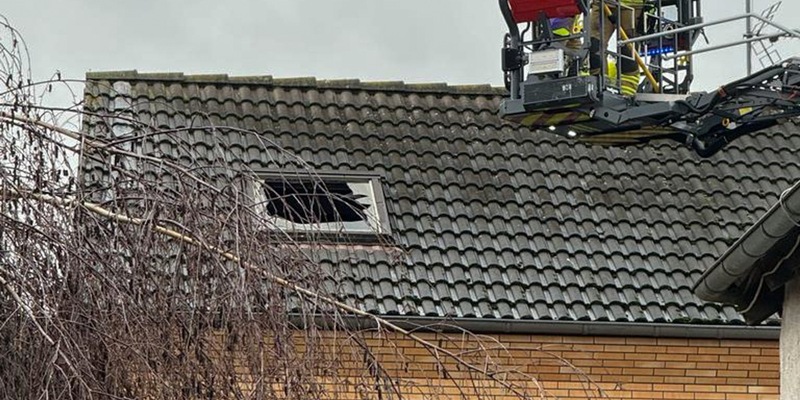 FW Wachtberg: Dachstuhlbrand in Wachtberg-Arzdorf - Foto: presseportal.de