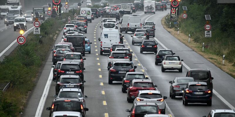 Autofahrer müssen sich angesichts vieler Baustellen in Geduld üben. - Foto: Henning Kaiser/dpa