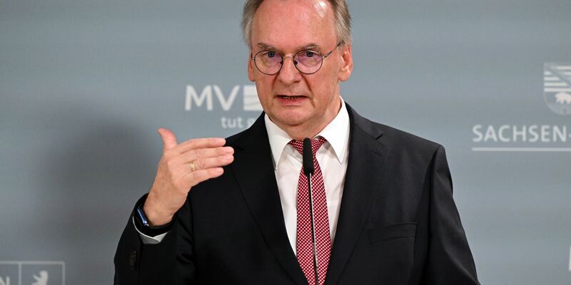 «Es muss jetzt eine Einladung ins Kanzleramt erfolgen», sagt Sachsen-Anhalts Ministerpräsident Reiner Haseloff. - Foto: Federico Gambarini/dpa
