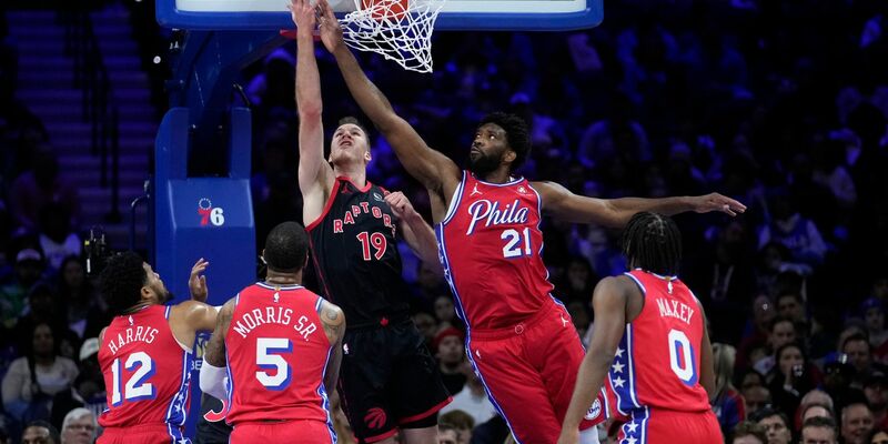 Joel Embiid (21) war der überragende 76ers-Akteur beim Siege gegen Toronto. - Foto: Matt Slocum/AP/dpa