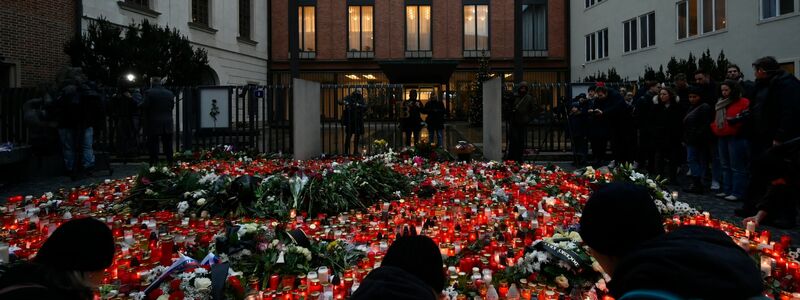 Trauernde legen Blumen und Kerzen für die Opfer der tragischen Schusswaffenattacke an der Philosophischen Fakultät der Karls-Universität nieder. - Foto: Denes Erdos/AP/dpa