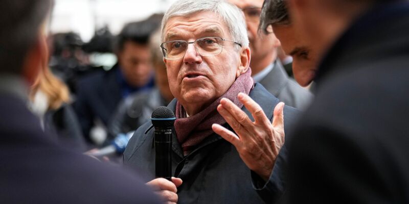 Verteidigt die Zulassung von Sportlerinnen und Sportlern aus Russland und Belarus für Olympia 2024: Thomas Bach. - Foto: Michel Euler/AP/dpa