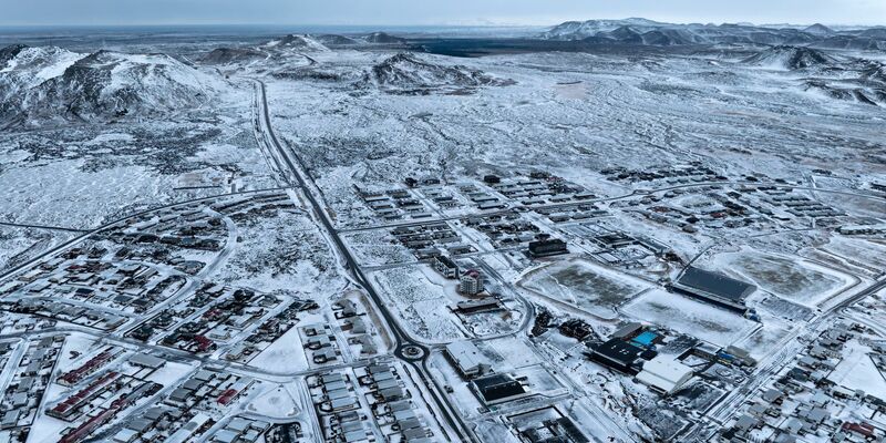 Blick auf das Lavafeld um Grindavik auf der isländischen Halbinsel Reykjanes. - Foto: Marco Di Marco/AP