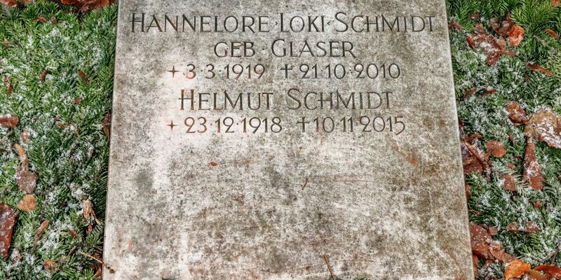 Das Grab von Helmut und Hannelore Schmidt auf dem Friedhof in Hamburg-Ohlsdorf. - Foto: Markus Scholz/dpa