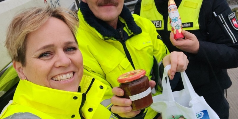 POL-WL: Fernfahrerstammtisch der Polizeidirektion Lüneburg überrascht Lkw-Fahrer zu Weihnachten - Foto: presseportal.de