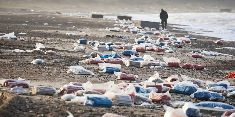Der Küstenstreifen zwischen Tranum und Slette Strand in Dänemark ist gesäumt von gestrandeten Containern. - Foto: Claus Bjoern Larsen/Ritzau Scanpix Foto/AP/dpa