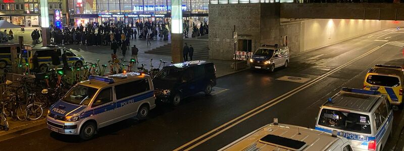 Polizisten und Einsatzfahrzeuge der Polizei stehen vor dem Hauptbahnhof unweit vom Dom. - Foto: Vincent Kempf/dpa