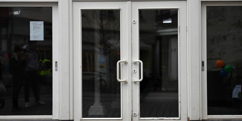 Geschlossen sind die Türen der früheren Filiale eines Drogeriemarktes. - Foto: Martin Schutt/dpa-Zentralbild/dpa