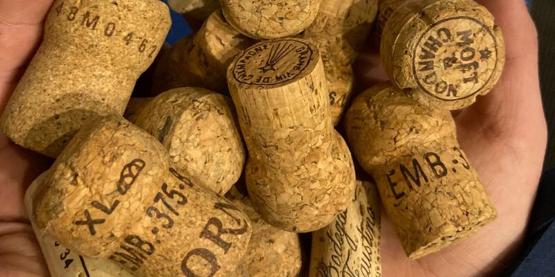 Naturkorken können an Sammelstellen deutschlandweit abgegeben werden. - Foto: Christiane Bosch/dpa