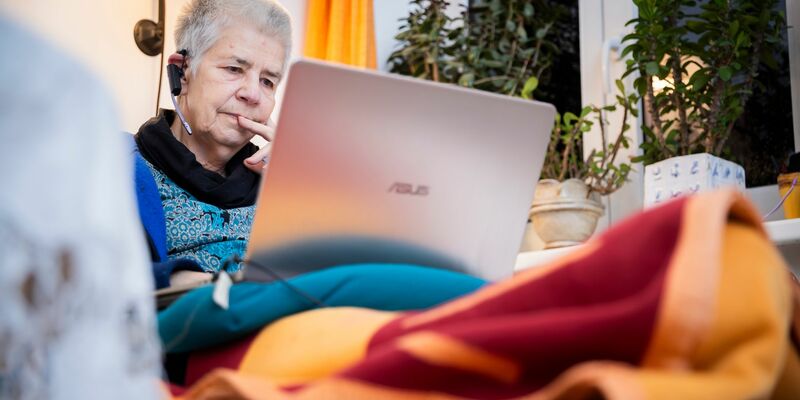 Elke Schilling ist die Gründerin von Silbernetz. Die Hotline bietet Menschen ab 60 Jahren ein offenes Ohr. - Foto: Christoph Soeder/dpa