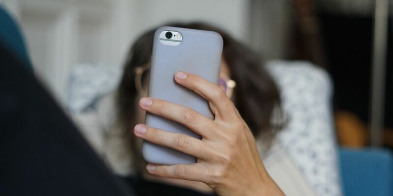 Einer Umfrage zufolge schätzen 27 Prozent ihre eigene Smartphone-Nutzung als «zu lang» ein, 15 Prozent sogar als «viel zu lang». - Foto: Weronika Peneshko/dpa