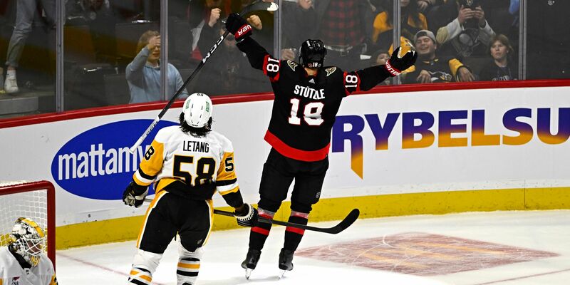 Tim Stützle (r) srogte für den Senators-Siegtreffer gegen die Penguins. - Foto: Justin Tang/The Canadian Press/AP/dpa