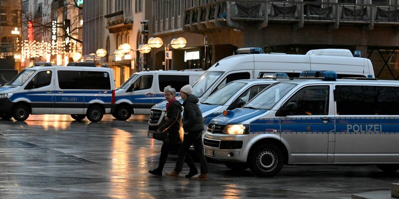 Nach Hinweisen auf mögliche Anschlagspläne wurden die Sicherheitsmaßnahmen am Kölner Dom erhöht. - Foto: Roberto Pfeil/dpa