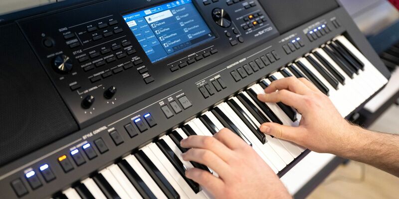 Das kleine Tasteninstrument ist im Vergleich zum Klavier günstig und kann gut transportiert werden. - Foto: Sina Schuldt/dpa