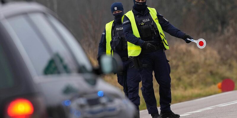 Der Fahrer flüchtete vom Unfallort, konnte aber später von der Polizei festgenommen werden. (Symbolbild) - Foto: Matthias Schrader/AP/dpa