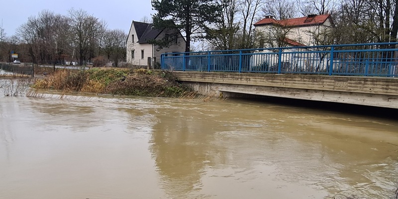 FW Lehrte: Hochwasserlage im Stadtgebiet Lehrte - Foto: presseportal.de