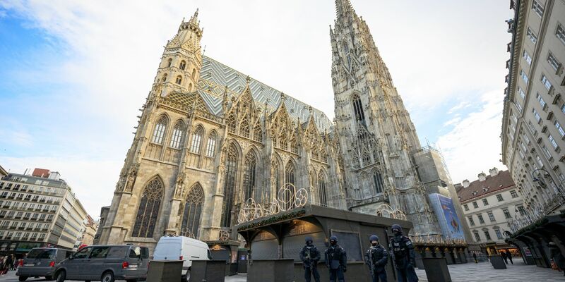 Polizisten nach Hinweisen auf einen möglichen Anschlagsplan einer islamistischen Gruppe vor der Domkirche St. Stephan. - Foto: Max Slovencik/APA/dpa