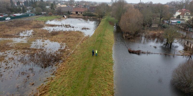 Die Brückenbaustelle der A14-Nordverlängerung bei Wittenberge in Brandenburg steht unter Wasser. Welche Kosten durch das Hochwasser entstehen, ist noch unklar. - Foto: Stephan Schulz/dpa