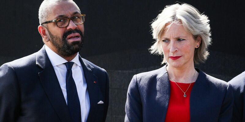 Der britische Innenminister James Cleverly mit seiner Frau Susannah Cleverly. - Foto: Daniel Leal/PA Wire/dpa