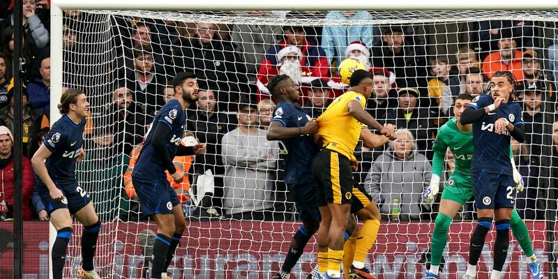 Mario Lemina (3.v.r) brachte Wolverhampton gegen Chelsea in Führung. - Foto: Jacob King/PA Wire/dpa