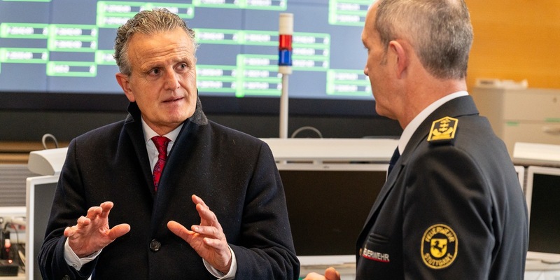 FW Stuttgart: Gemeinsame Pressemitteilung von Feuerwehr und DRK Stuttgart: Weihnachtsbesuch von Oberbürgermeister Dr. Frank Nopper und DRK-Präsident Dr. Martin Schairer bei Einsatzkräften von DRK und Feuerwehr - Foto: presseportal.de