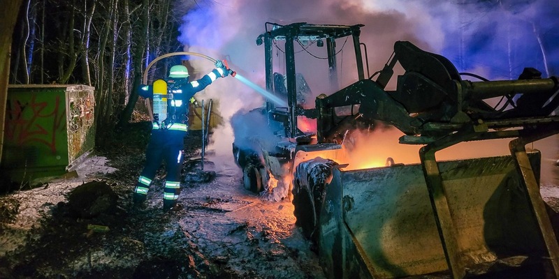 FW-M: Baumaschine ausgebrannt (Mittersendling) - Foto: presseportal.de