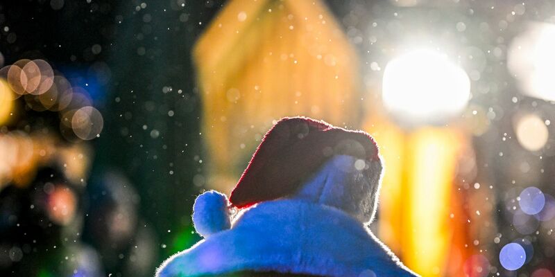 Ein Weihnachtsmann ist in Thüringen betrunken Auto gefahren und hat einen Unfall gebaut. (Symbolbild) - Foto: Jens Kalaene/dpa