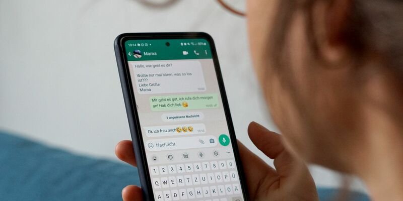 «Jeder darf sich seine persönlichen Eigenheiten bewahren»: Eine Frau schreibt über den Messengerdienst WhatsApp. - Foto: Weronika Peneshko/dpa