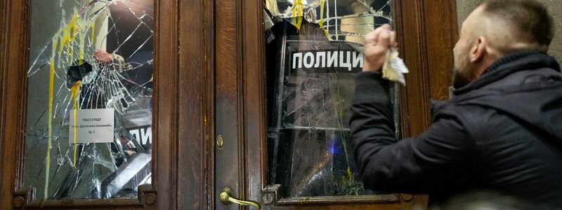 Teilnehmer der Demonstration versuchten, in das Belgrader Rathaus einzudringen. - Foto: Darko Vojinovic/AP