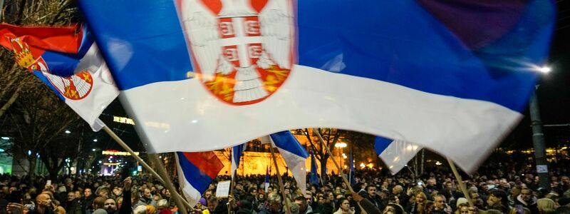 Mehrere Tausend Anhänger der serbischen Opposition haben gegen mutmaßlichen Betrug bei der Kommunalwahl vor einer Woche demonstriert. - Foto: Darko Vojinovic/AP/dpa